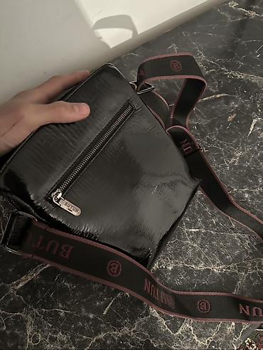 pull bear: Сумка через плечо BUTUN, черная - Материал: лакированная фактурная — 2