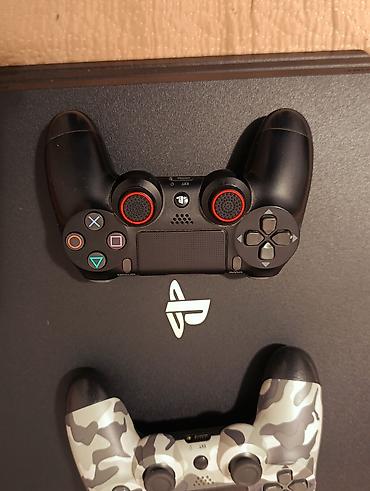PS4 (Sony Playstation 4): PlayStation 4 Pro (kupljen pre 3 godine u Nemačkoj) U paketu: - — 3