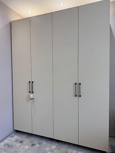 şifaner: Minimalist üslubda iri tutumlu qarderob dolabı - 4 qapılı, hamar mat — 2