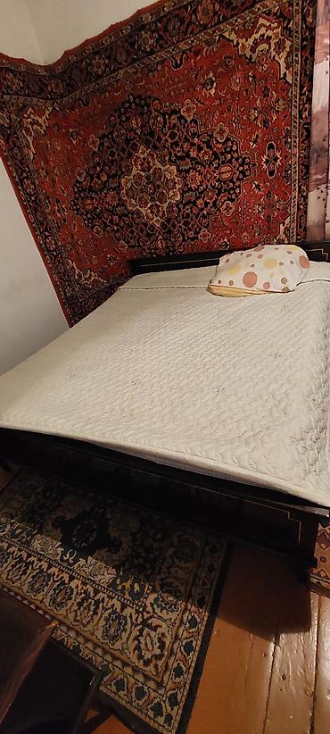 Двуспальная кровать с матрасом и двумя тумбами - Размер: 160 см по