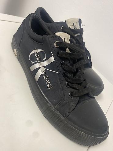 Calvin Klein Jeans patike – crne platnene low-top tenisice - Model na lalafo.rs Calvin Klein Jeans patike – crne platnene low-top tenisice - Model