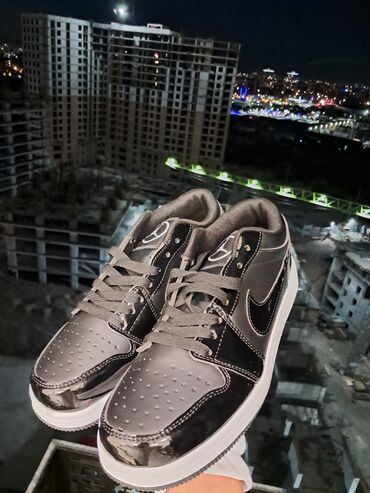 adidas f50 adizero: Стильные полуботинки с контрастной белой подошвой. Верх выполнен из
