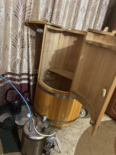 медицинский спирт: Деревянная фитобочка с дверцей и откидной крышкой. Внутри расположена