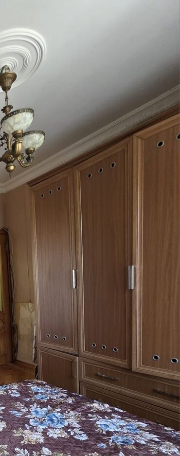 Dolablar: Açılan, 3 qapılı Düz dolab, Qarderob, paltar dolabı