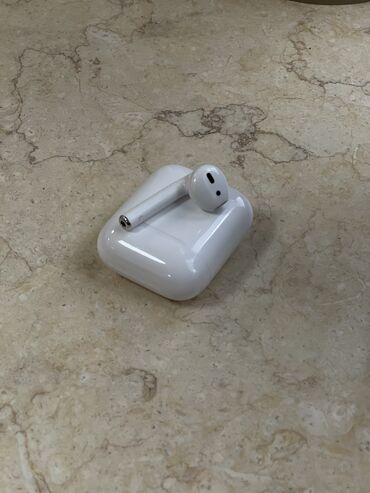 Другие аксессуары для мобильных телефонов: AirPods 2 поколения (оригинал) Продается левый наушник с кейсом Цена