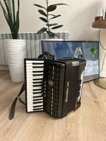 музыкальное оборудование бишкек: Аккордеон Royal Standard (ГДР), классическая черная модель. Метеор