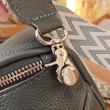 crna torba mona: Ženska crossbody torbica od kvalitetne granulirane kože u — 9