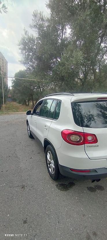 Volkswagen: Volkswagen Tiguan, ağ rəngli, kompakt SUV. Xüsusiyyətlər: - Kuzov: 5 — 4