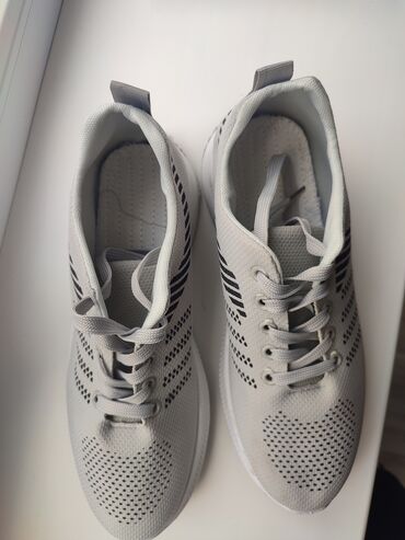 обувь белая: Мужские кроссовки размер 43 маломерка доставка по городу Бишкек 200