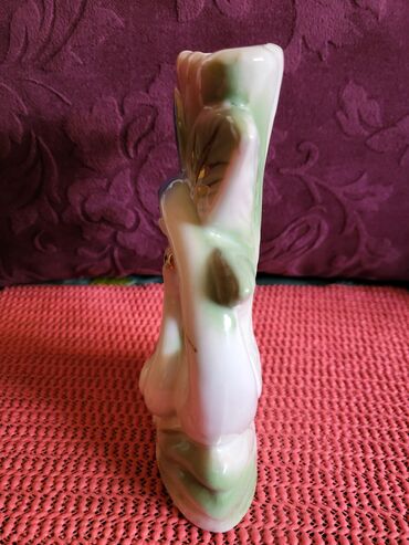 Figurice i makete: Porcelanska nova figura 70te. Figura,vaza. bez — 5