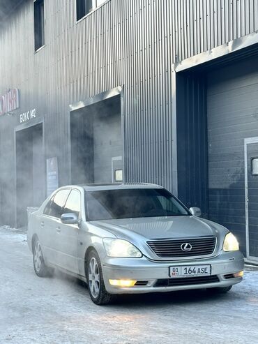 Lexus: Автомобиль Lexus LS 430 серебристого цвета. Этот седан сочетает в себе