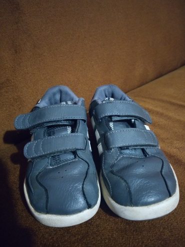 mini slauf za bebe: Decije Adidas kozne patike, velicina 26, duzina gazista 16,5 cm