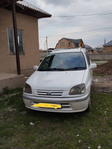 Toyota: Автомобиль Toyota Funcargo белого цвета. Компактный и универсальный