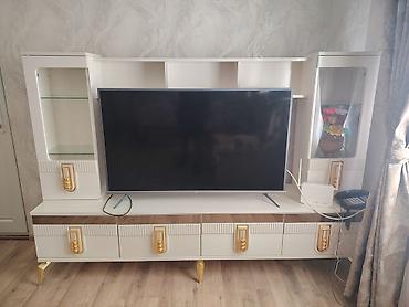 divar nacniki: Ağ rəngdə TV stendi və vitrinli divar modulu - Klassik-modern dizayn — 1