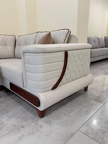 Divanlar: Ağ rəngdə, L formalı künc divan. Parça ilə üzlənmiş bu divan, yastıqlı — 6