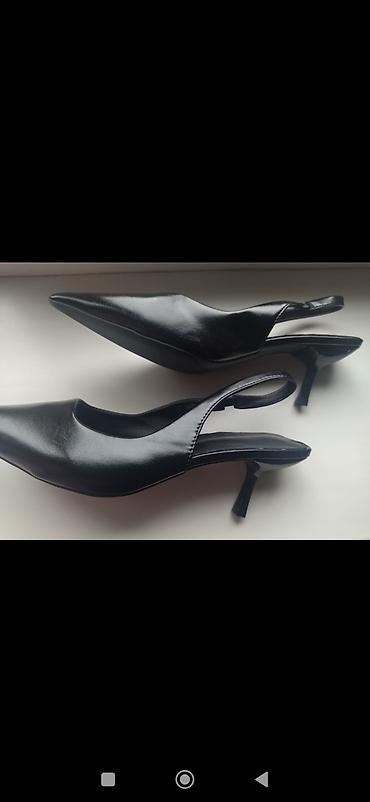 Женская обувь: Женские туфли-сланги (slingback) черного цвета с заостренным мысом и — 3