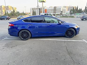 Транспорт: Ford Fusion sedan – mavi rəng, 4 qapı, ön və arxa park yerlərində — 6