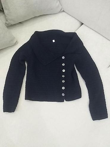 L ölçülü toxuma kofta. Tünd rəngdə, uzunqollu modeldir. Ön hissəsi yan — 2