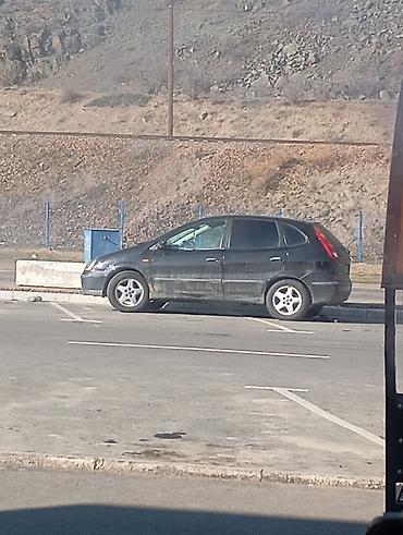 Хэтчбек 5‑дверный, черный цвет. Компактный городской автомобиль с