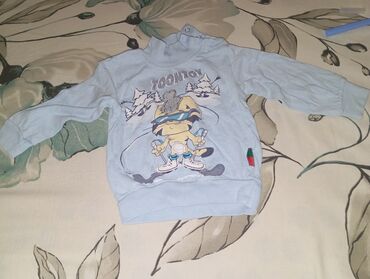 Платья: Toontoy markalı, açıq mavi rəngli, uzunqol uşaq sviteri. Ön hissəsində