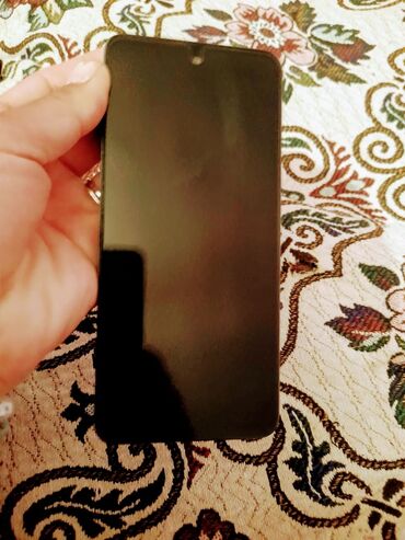 iphone 8s qiymeti: Smartfon – mavi arxa qapaqlı, qabaqda damla tipli ön kamera kəsiyi