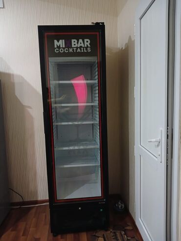 Сушилки для фруктов и овощей: Şüşə qapısı və işıqlı “MIXBAR COCKTAILS” yazısı olan, içkilər üçün