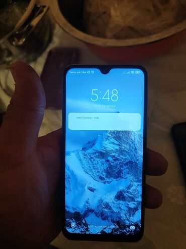 Кастрюли: Xiaomi Redmi seriyasından damcı (notch) kəsimli ekranlı smartfon