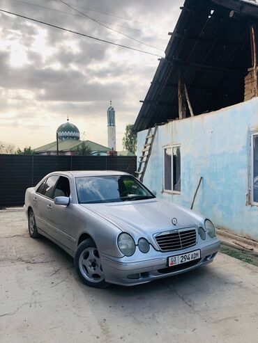 дом на колесах трейлер: Серебристый седан Mercedes-Benz E-класса с автоматической коробкой