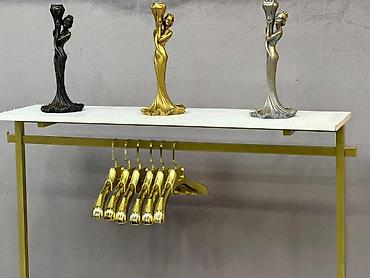 taxta asılqan: Stend / asılqan / vitrin aksessuarı Qiymət : 100manat •Decor Dizayn — 2