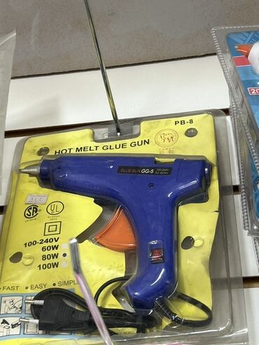 безвоздушный аппарат: Термоклеевой пистолет Blue Gun GG-5, рассчитанный на напряжение