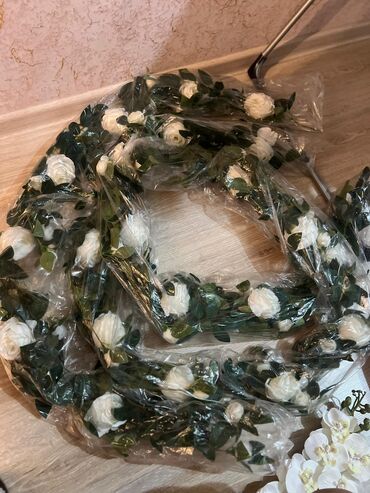 искусственые цветы: Искусственная гирлянда с белыми розами и зеленью. - Тип: декоративная