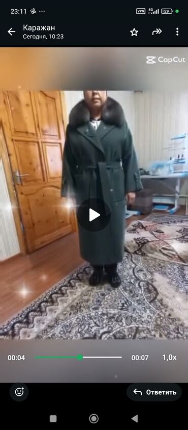 платье на повседневку: Элегантное женское пальто LORETA с натуральным меховым воротником -