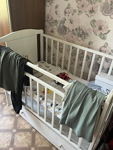 bunk bed: Детская кроватка деревянная, классическая, белого цвета — 1