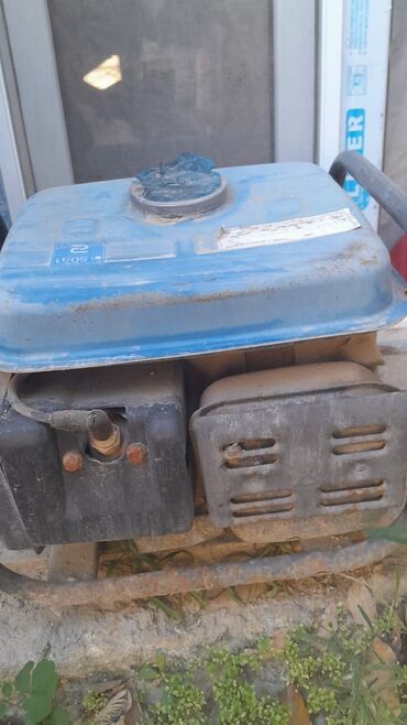 ğenerator: Benzinlə işləyən portativ generator - Rəng: mavi üst qapaq, metal