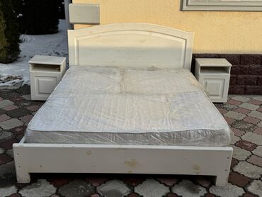 тумба с зеркалом: Продаю! Двухспальный кровать с тумбочкой! Дерево! Длинна 2-метра