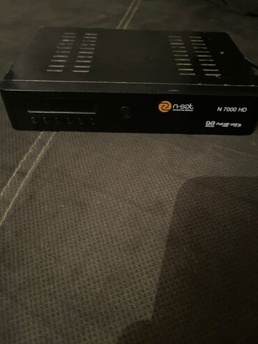 Daş yunu: N-eat markalı, N 7000 HD model rəqəmsal resiver. Bu qara rəngli cihaz