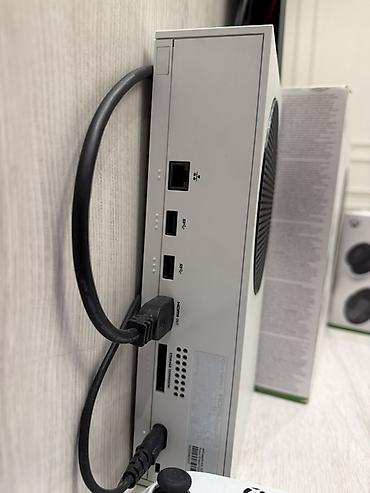 xbox seris x: Xbox Series S oyun konsolu. Şəkillərdə görünən dəstə ağ rəngli konsol — 3