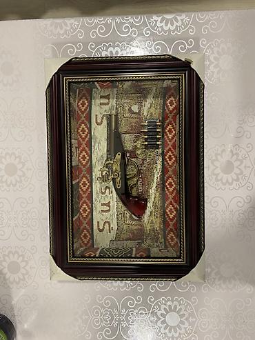 vinil divar: Divar üçün dekorativ vitrin – antik üslubda tapança kompozisiyası - — 2