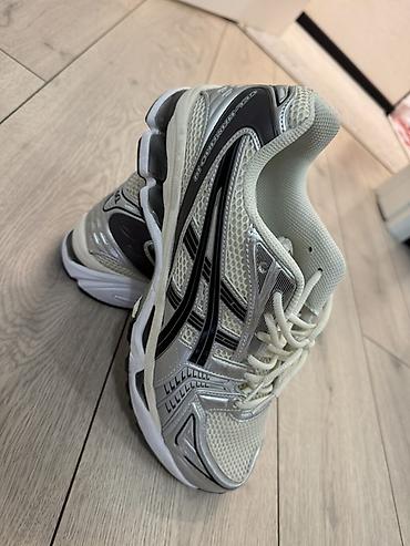 Мужские кроссовки, 45, Asics, Новый, цвет - Серебристый, Самовывоз