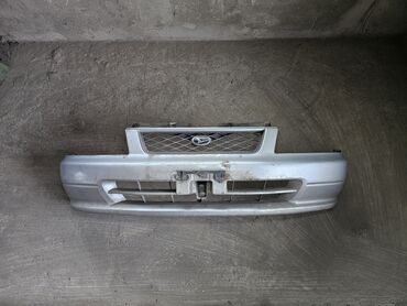 дайхацо: Передний Бампер Daihatsu 1998 г., Б/у, цвет - Серебристый, Оригинал