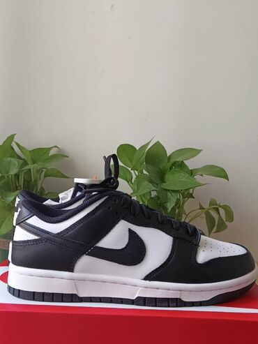 Krasofkalar və idman ayaqqabıları: Nike dunk low 42 razmerdi Iwlenmeyib hediyye kimi alinib sonra