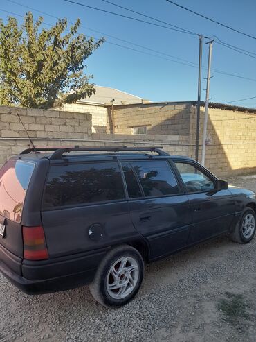 Opel: Model: Opel Astra F Caravan (universal kuzov) Rəng: qara Dövlət nömrə — 7