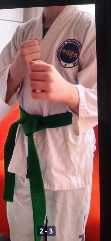 Спортивная форма: Кимоно 130 размем шлем кожанный, для поднягивание труба — 12