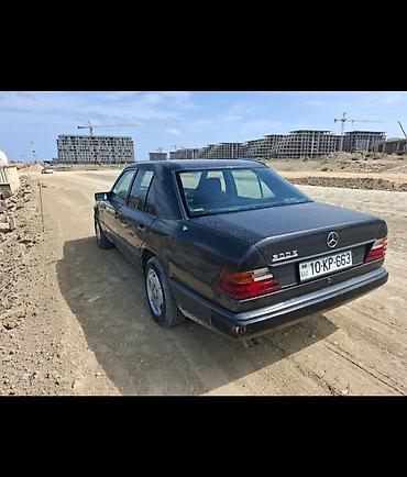 mercedes 220 1985: Mercedes-Benz E 300: 3 l | 1988 il Sedan — 3
