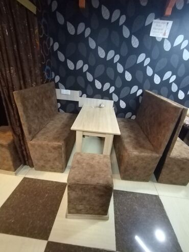 pufik stol: Qonaq otağı üçün, İşlənmiş, Dördbucaq masa
