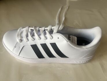 Krossovka ve ketlər: Adidas, Ölçü: 44, rəng - Ağ, Yeni