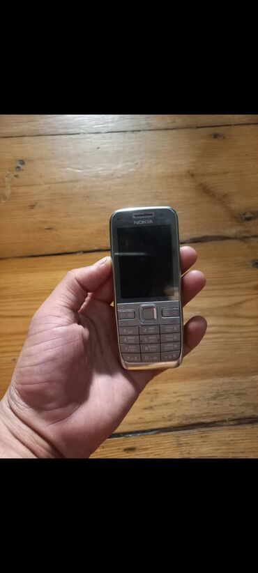 tek sexsiyyet vesiqesi ile kredit telefon: Nokia E52, rəng - Gümüşü, Düyməli