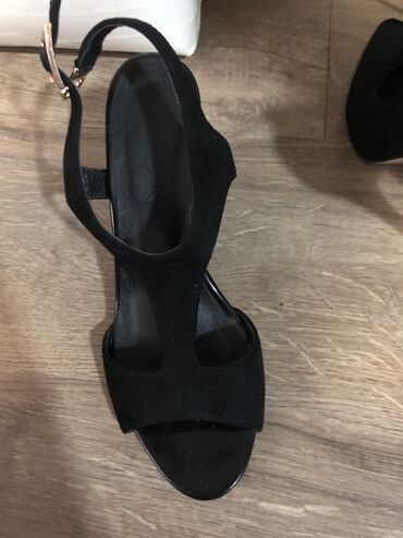 черная обувь: Босоножки на выход с устойчивым каблуком