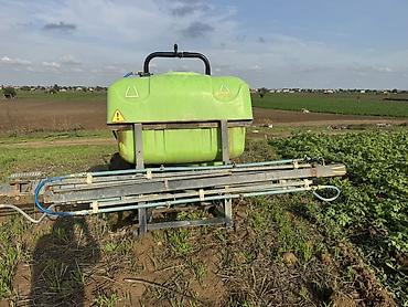 yangin sondurmə siti: Təsvir: Traktor arxasına qoşulan sahə çiləyicisi (boom sprayer). Geniş — 1
