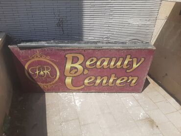 lalafo vitrinler: Qırmızı rəngli, üzərində qızılı hərflərlə "Beauty Center" yazılmış